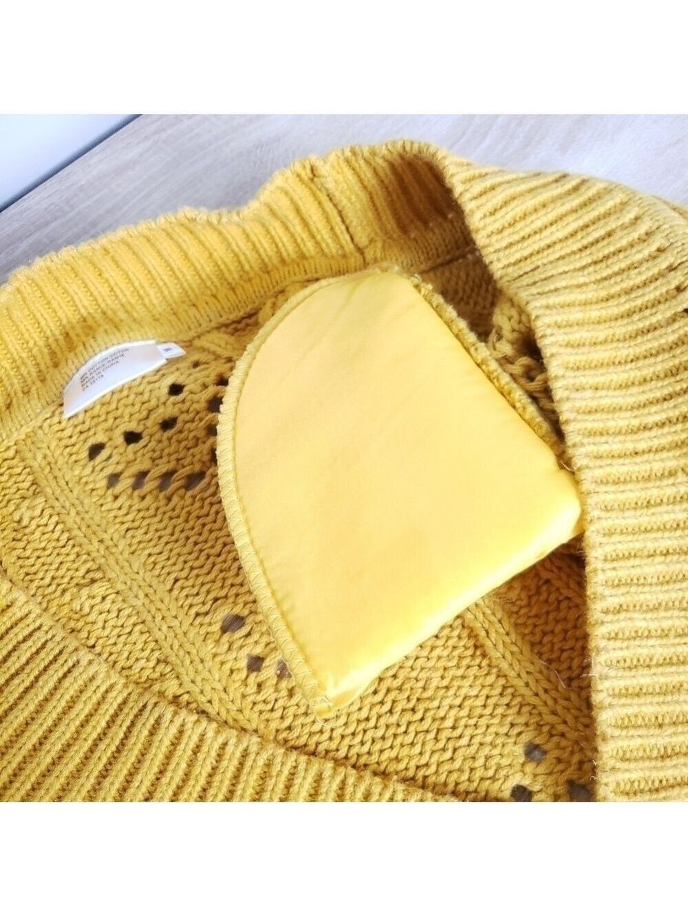 VINTAGE Wheat Yellow V-neck Cable Knit Sweater size Medium - Picture 6 of 10